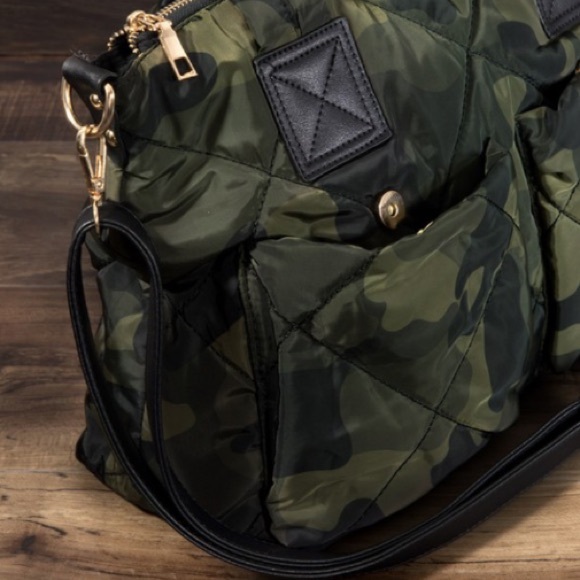 🔥 RESTOCKED!🔥 Camo Puffer Tote Bag - Picture 6 of 14